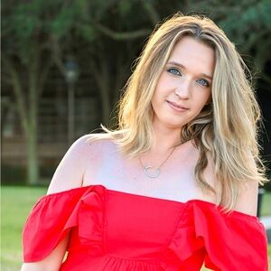 Meet your Posher, Caitlin